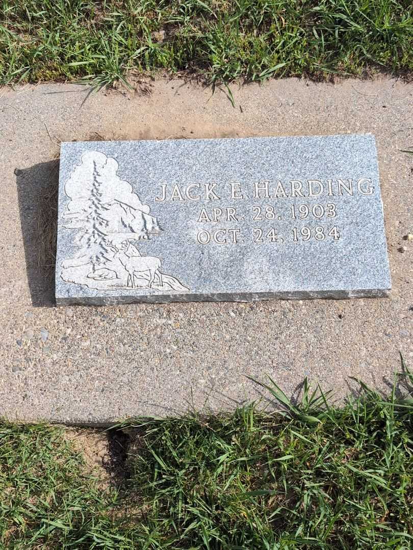 Rew E. Emert's grave. Photo 4