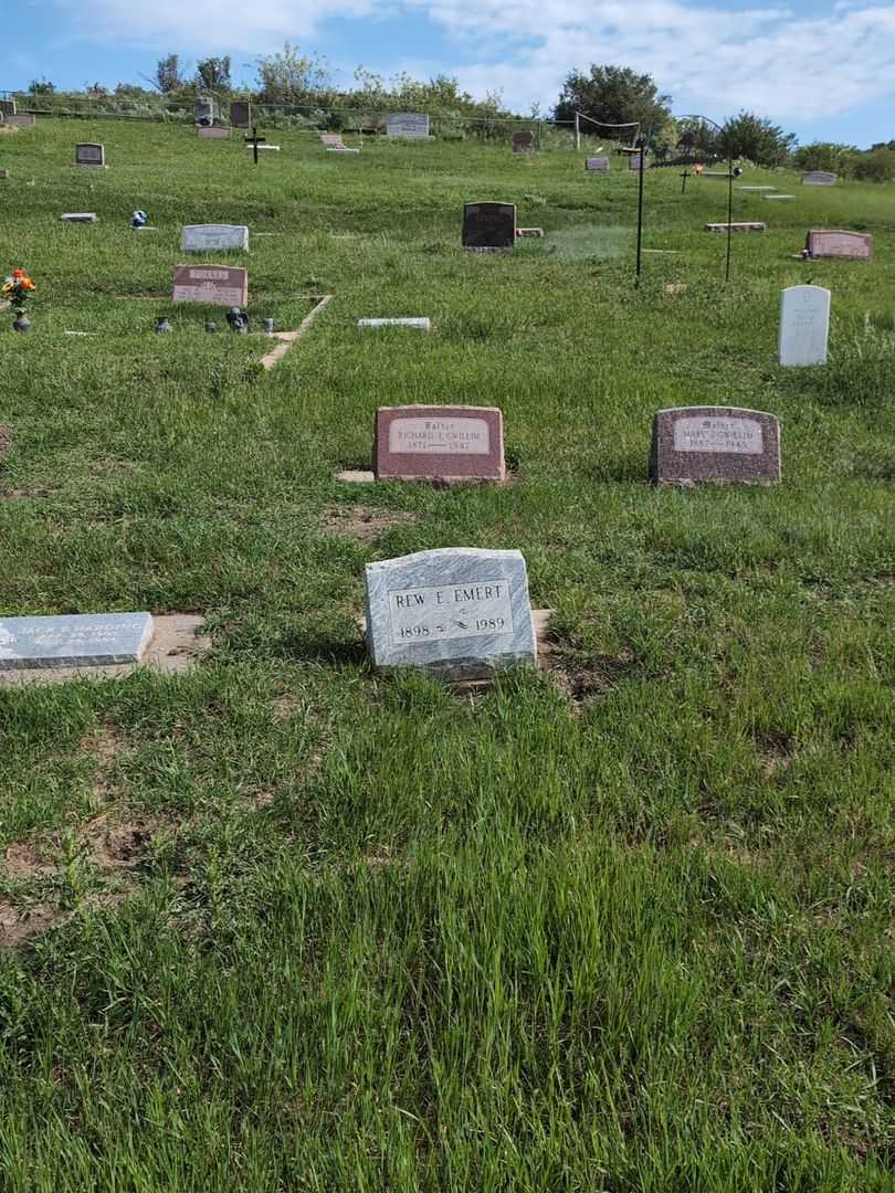 Rew E. Emert's grave. Photo 2