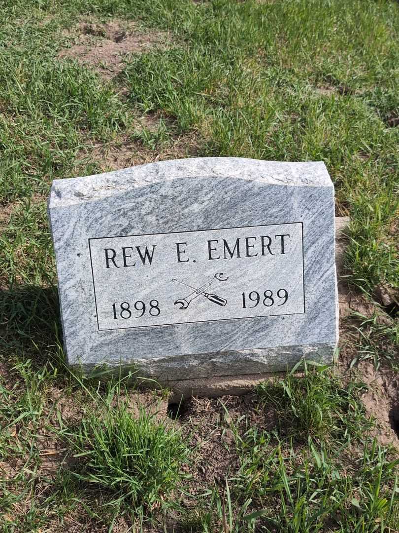 Rew E. Emert's grave. Photo 1